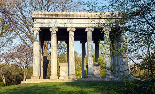 Read more about the article All About Us: Chicago Reader Impressed By Graceland Cemetery Tour